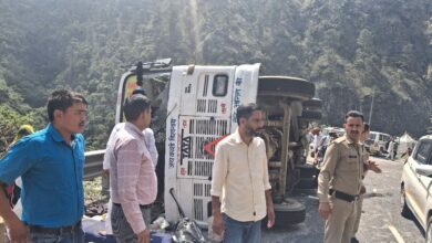 बस अनियंत्रित होकर सड़क पर पलटी, 27 यात्री घायल, बस चालक फरार
