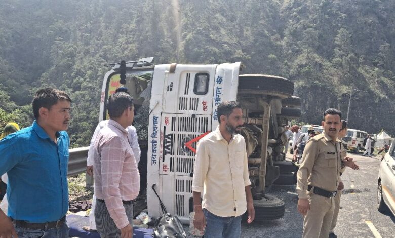 बस अनियंत्रित होकर सड़क पर पलटी, 27 यात्री घायल, बस चालक फरार बस अनियंत्रित होकर सड़क पर पलटी, 27 यात्री घायल, बस चालक फरार