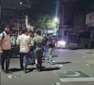 किसी अज्ञात व्यक्ति ने सड़क पर बना दिए पाकिस्तान के झंडे, पुलिस कर रही मामले की जांच किसी अज्ञात व्यक्ति ने सड़क पर बना दिए पाकिस्तान के झंडे, पुलिस कर रही मामले की जांच