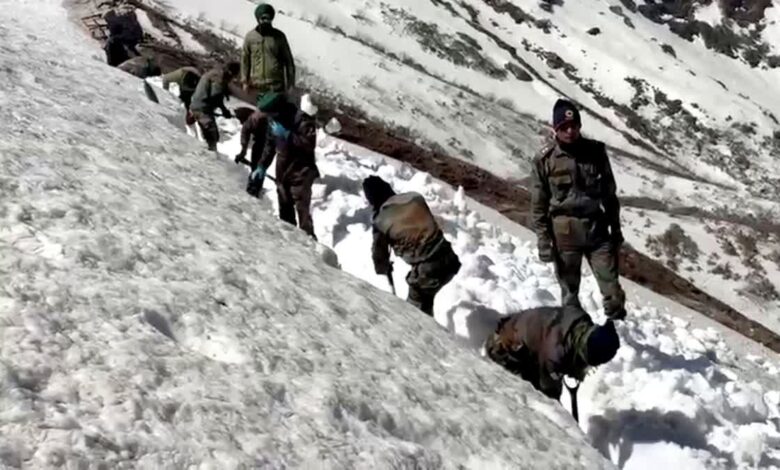 25 मई को खुलेंगे हेमकुंड के कपाट, सेना के जवान तेजी से कर रहे मार्ग से बर्फ हटाने का काम 25 मई को खुलेंगे हेमकुंड के कपाट, सेना के जवान तेजी से कर रहे मार्ग से बर्फ हटाने का काम