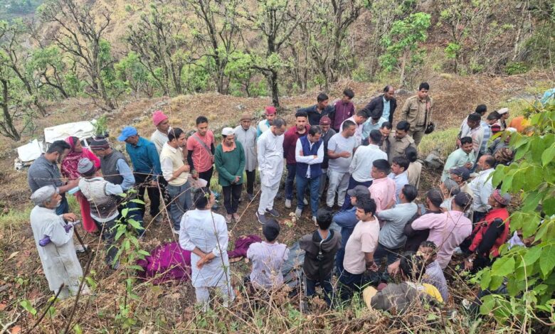 खाई में गिरी बरातियों की बोलेरो, 3 लोगों की मौत, 4 घायल खाई में गिरी बरातियों की बोलेरो, 3 लोगों की मौत, 4 घायल