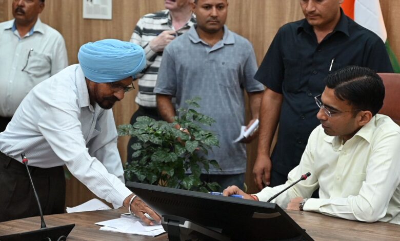 मुख्यमंत्री के सुखदजन के संकल्प से प्रेरित डीएम का जनता दर्शन मुख्यमंत्री के सुखदजन के संकल्प से प्रेरित डीएम का जनता दर्शन