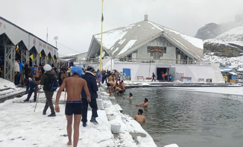 हेमकुंड साहिब यात्रा में तीर्थयात्रियों का उत्साह और रिकॉर्ड तोड़ दर्शन हेमकुंड साहिब यात्रा में तीर्थयात्रियों का उत्साह और रिकॉर्ड तोड़ दर्शन