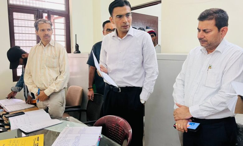 डीएम ने जांची अपने एकीकृत आपदा कन्ट्रोलरूम की नब्ज, आला अधिकारियों को प्रोएक्टिव रोल में रहने के दिए निर्देश डीएम ने जांची अपने एकीकृत आपदा कन्ट्रोलरूम की नब्ज, आला अधिकारियों को प्रोएक्टिव रोल में रहने के दिए निर्देश
