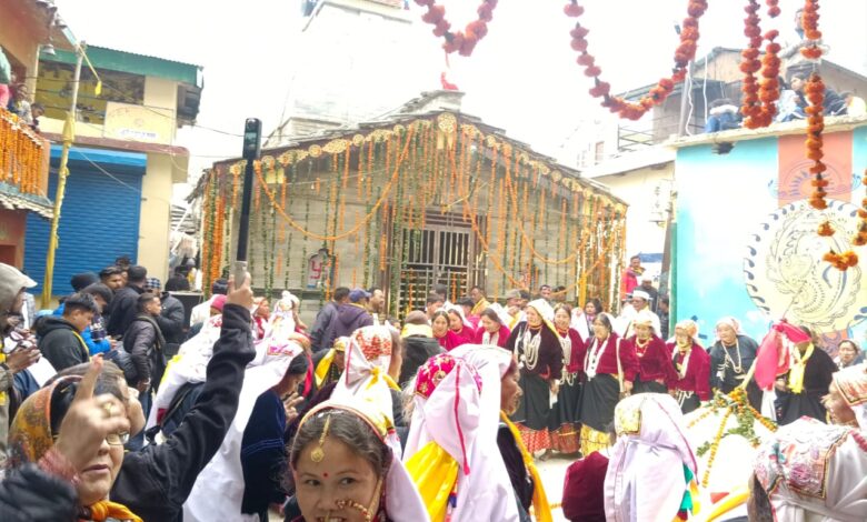 बदरीनाथ धाम के समीप माणा स्थित भगवान घंटाकर्ण मंदिर के कपाट खुले बदरीनाथ धाम के समीप माणा स्थित भगवान घंटाकर्ण मंदिर के कपाट खुले