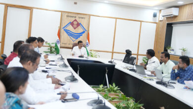 केंद्र सरकार द्वारा निर्देशित और अपेक्षित कार्यक्रमों और योजनाओं के क्रियान्वयन में तेजी  लाएं : मुख्य सचिव