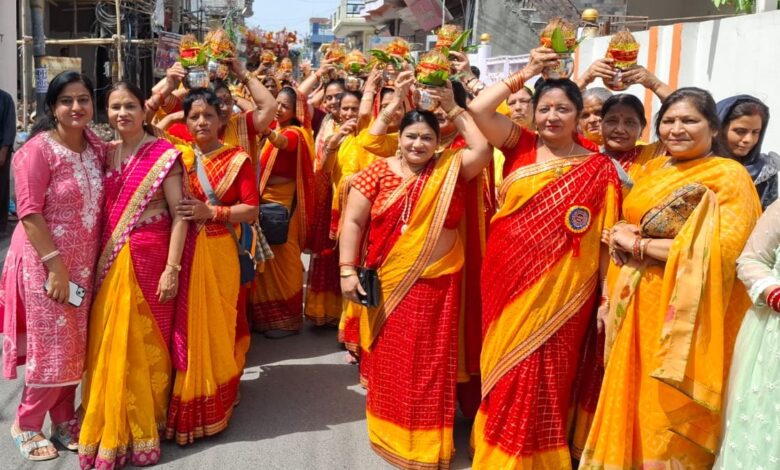 श्रीमद् भागवत की पूजा अर्चना के बाद निकाली शोभा यात्रा श्रीमद् भागवत की पूजा अर्चना के बाद निकाली शोभा यात्रा
