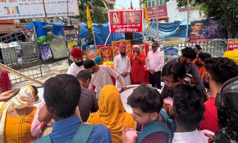 अर्जुन देव जी बलिदान दिवस : छबील शरबत बांटकर गुरूजी का किया गुणगान अर्जुन देव जी बलिदान दिवस : छबील शरबत बांटकर गुरूजी का किया गुणगान