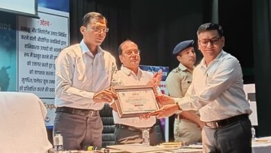जिलाधिकारी ने फ्रंटलाइन कार्यकर्ताओं को किया सम्मानित