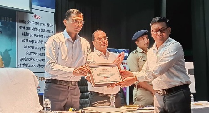 जिलाधिकारी ने फ्रंटलाइन कार्यकर्ताओं को किया सम्मानित जिलाधिकारी ने फ्रंटलाइन कार्यकर्ताओं को किया सम्मानित