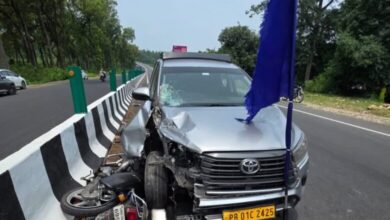 कार और बाइक की टक्कर में एक की मौत, बच्चा घायल