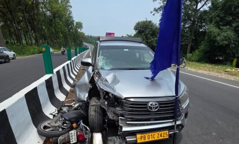 कार और बाइक की टक्कर में एक की मौत, बच्चा घायल कार और बाइक की टक्कर में एक की मौत, बच्चा घायल