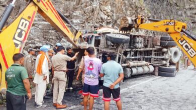 बदरीनाथ राष्ट्रीय राजमार्ग पर सिलेंडर से भरा ट्रक पलटा