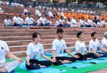स्वर्गाश्रम ट्रस्ट ने पावन गंगा नदी के किनारे मनाया अंतर्राष्ट्रीय योग दिवस का जश्न