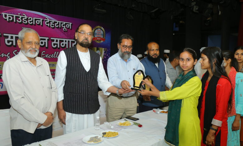 दायित्व फाउंडेशन ने किया 300 मेधावी छात्रों का सम्मान दायित्व फाउंडेशन ने किया 300 मेधावी छात्रों का सम्मान