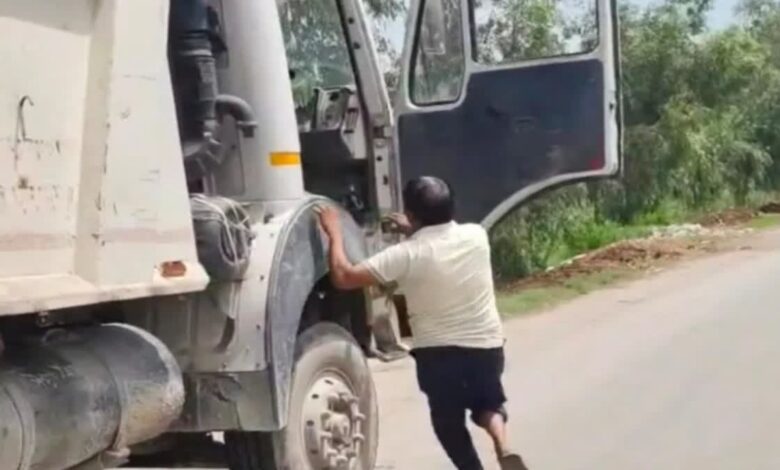तेज रफ्तार डंपर ने बाइक सवार को कुचला, मौके पर ही मौत तेज रफ्तार डंपर ने बाइक सवार को कुचला, मौके पर ही मौत
