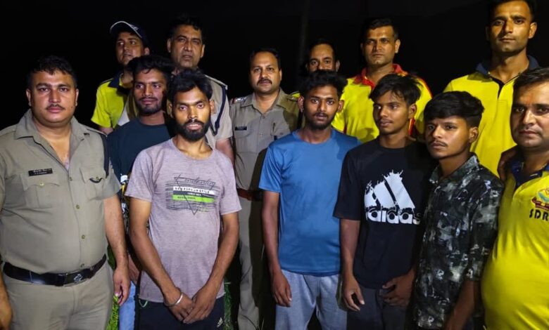 एसडीआरएफ ने कटापत्थर में यमुना नदी में बह रहे पांच युवकों का रेस्क्यू किया एसडीआरएफ ने कटापत्थर में यमुना नदी में बह रहे पांच युवकों का रेस्क्यू किया