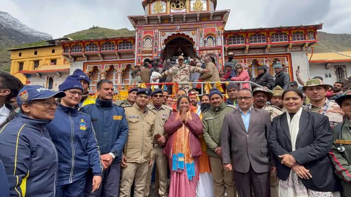 दिल्ली की मुख्यमंत्री रेखा गुप्ता ने किए बद्रीनाथ के दर्शन, श्री बद्री विशाल से मांगा विकसित भारत का आशीर्वाद दिल्ली की मुख्यमंत्री रेखा गुप्ता ने किए बद्रीनाथ के दर्शन, श्री बद्री विशाल से मांगा विकसित भारत का आशीर्वाद