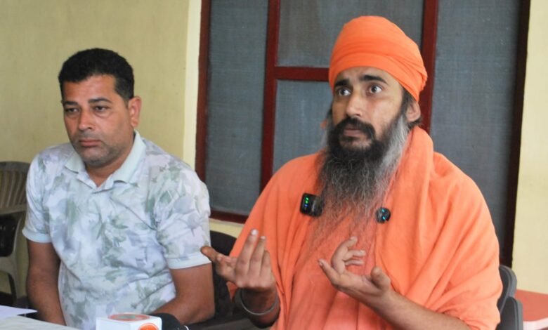 ऋषि आश्रम संचालक बोले, मेरी जान को खतरा, राज्य मंत्री पर लगाए गंभीर आरोप ऋषि आश्रम संचालक बोले, मेरी जान को खतरा, राज्य मंत्री पर लगाए गंभीर आरोप