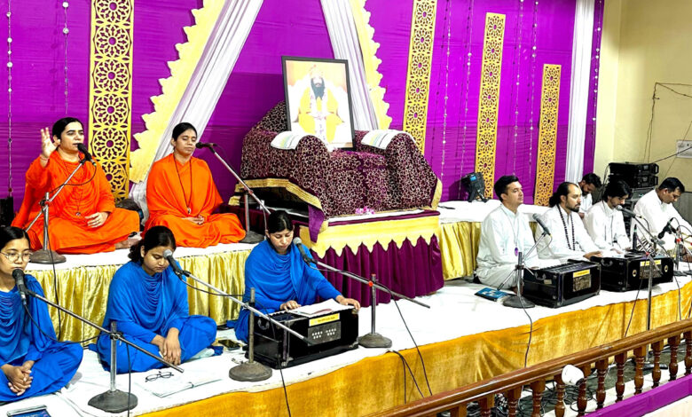 सत्संग से व्यक्ति को जीवन के चक्रव्यूह से मिलती है मुक्ति : भारती सत्संग से व्यक्ति को जीवन के चक्रव्यूह से मिलती है मुक्ति : भारती
