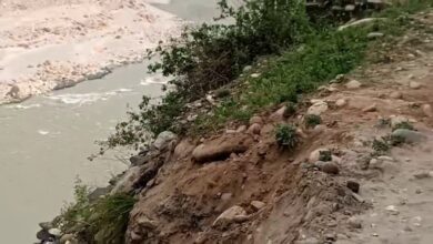 सड़क धंसने से नदी में गिरा डंपर, चालक लापता, सर्च ऑपरेशन जारी