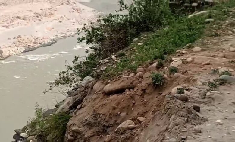 सड़क धंसने से नदी में गिरा डंपर, चालक लापता, सर्च ऑपरेशन जारी सड़क धंसने से नदी में गिरा डंपर, चालक लापता, सर्च ऑपरेशन जारी
