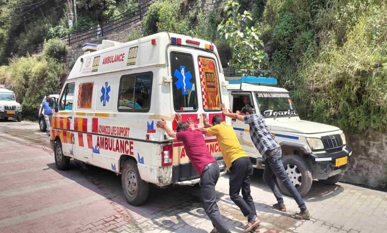 यह स्थिति है 108 आपातकालीन सेवा की, लोगों ने धक्का मारकर लगाया किनारे यह स्थिति है 108 आपातकालीन सेवा की, लोगों ने धक्का मारकर लगाया किनारे