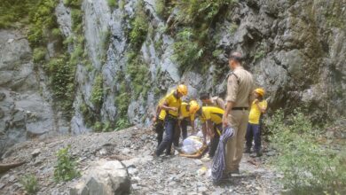 देहरादून, चकराता मार्ग पर वाहन दुर्घटना, एसडीआरएफ व स्थानीय पुलिस की संयुक्त त्वरित रेस्क्यू कार्यवाही