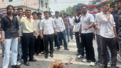 यू.टी.यू सॉफ्टवेयर घोटाला : छात्रों ने किया सचिवालय का घेराव, तकनीकी शिक्षा सचिव के खिलाफ जमकर की नारेबाजी, शिक्षा सचिव रणजीत सिंह का जलाया पुतला