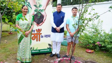 मुख्यमंत्री ने एक पेड़ मां के नाम अभियान के अन्तर्गत अपनी माताजी के साथ किया पौधारोपण