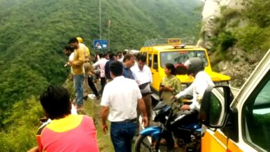 गहरी खाई में गिरी कार, तीन की मौत, एक गंभीर