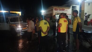 खाई में गिरा टमाटर ले जा रहा ट्रक, एक व्यक्ति की मौत, दो लोग गंभीर रूप से घायल
