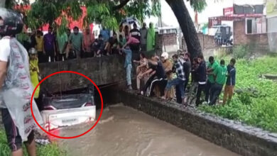 उफनती नहर में गिरी कार, बच्चे समेत 4 लोगों की मौत, 3 घायल