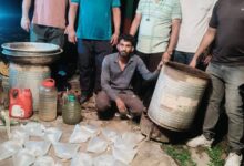 आबकारी विभाग ने खंडहर में की छापेमारी, 55 लीटर कच्ची शराब और छह ड्रम लहन बरामद