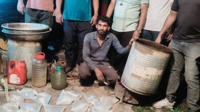 आबकारी विभाग ने खंडहर में की छापेमारी, 55 लीटर कच्ची शराब और छह ड्रम लहन बरामद