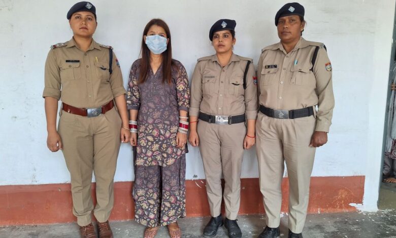 लुटेरी दुल्हन गिरफ्तारः शादी का झांसा देकर करती थी लाखों की ठगी और ब्लैकमेलिंग लुटेरी दुल्हन गिरफ्तारः शादी का झांसा देकर करती थी लाखों की ठगी और ब्लैकमेलिंग
