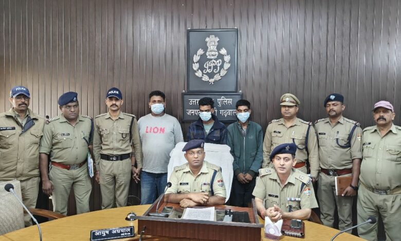 चोरी किए गए कई क्विटल बिजली के तार व लोहे के एंगल सहित तीन आरोपी गिरफ्तार चोरी किए गए कई क्विटल बिजली के तार व लोहे के एंगल सहित तीन आरोपी गिरफ्तार