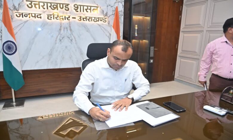 हरिद्वार के नए जिलाधिकारी मयूर दीक्षित ने संभाला चार्ज हरिद्वार के नए जिलाधिकारी मयूर दीक्षित ने संभाला चार्ज