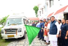 मुख्यमंत्री ने टनकपुर से कैलाश मानसरोवर यात्रा के पहले दल को हरी झंडी दिखाकर किया रवाना मुख्यमंत्री ने टनकपुर से कैलाश मानसरोवर यात्रा के पहले दल को हरी झंडी दिखाकर किया रवाना