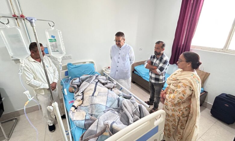 कैबिनेट मंत्री गणेश जोशी ने जाना राॅटविलर कुत्ते के हमले में गम्भीर रूप से घायल महिला का हाल