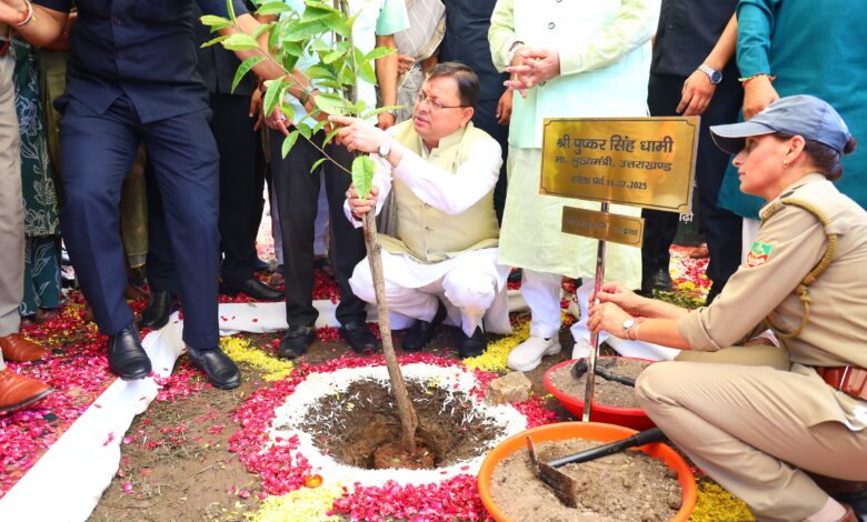 हरेला पर्व पर राज्यव्यापी पौधारोपण कार्यक्रम में मुख्यमंत्री ने रोपा रुद्राक्ष का पौधा