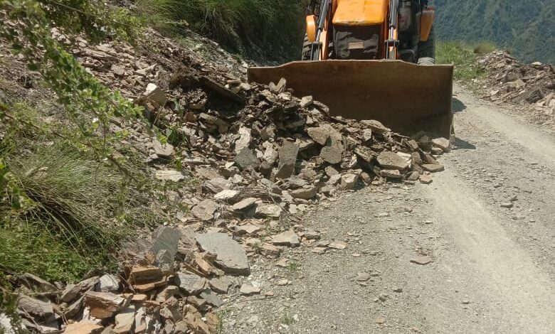 बरसात से बाधित सड़कें, प्राथमिकता पर खोल रहा जिला प्रशासन