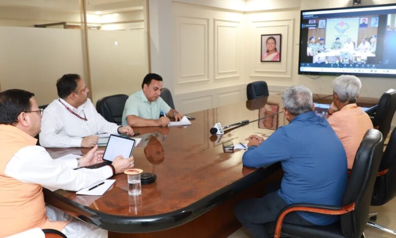 सीएम धामी ने वीसी के माध्यम से प्रशासनिक एवं पुलिस अधिकारियों के साथ की समीक्षा बैठक