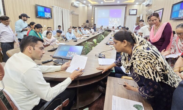 सगे बेटे व पत्नी के लिए ही खतरे का सबब बना शस्त्र; डीएम ने विशेषाधिकार प्रयोग कर मौके पर ही किया लाईसेंस निलम्बित