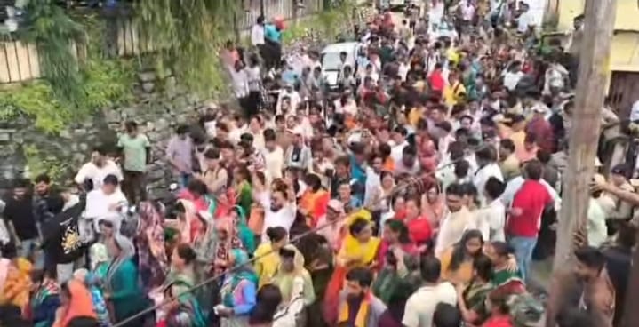 घांघरिया के पास जंगल में पेड़ से लटका हुआ मिला लापता मनोज का शव, न्याय की मांग को लेकर सड़कों पर उतरे लोग