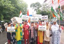 बढते महिला अपराधों को लेकर उत्तराखंड प्रदेश महिला कांग्रेस कार्यकर्ताओं ने किया राजभवन का घेराव