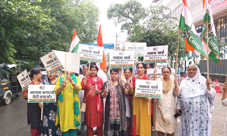 बढते महिला अपराधों को लेकर उत्तराखंड प्रदेश महिला कांग्रेस कार्यकर्ताओं ने किया राजभवन का घेराव