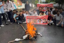 यू.टी.यू सॉफ्टवेयर घोटाला : छात्रों ने तकनीकी शिक्षा मंत्री सुबोध उनियाल का जलाया पुतला यू.टी.यू सॉफ्टवेयर घोटाला : छात्रों ने तकनीकी शिक्षा मंत्री सुबोध उनियाल का जलाया पुतला