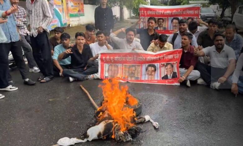यू.टी.यू सॉफ्टवेयर घोटाला : छात्रों ने तकनीकी शिक्षा मंत्री सुबोध उनियाल का जलाया पुतला