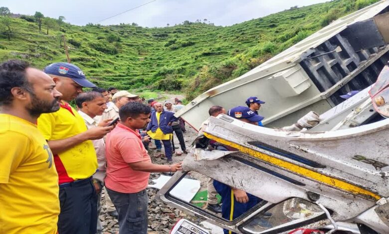 सड़क हादसा: एक की मौत, दो लोग घायल